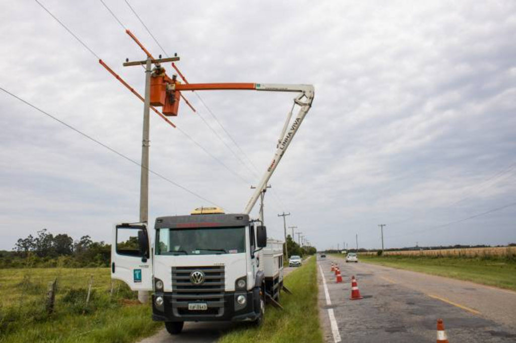 Postes para LED chegam a mais um trecho da Adolfo Fetter