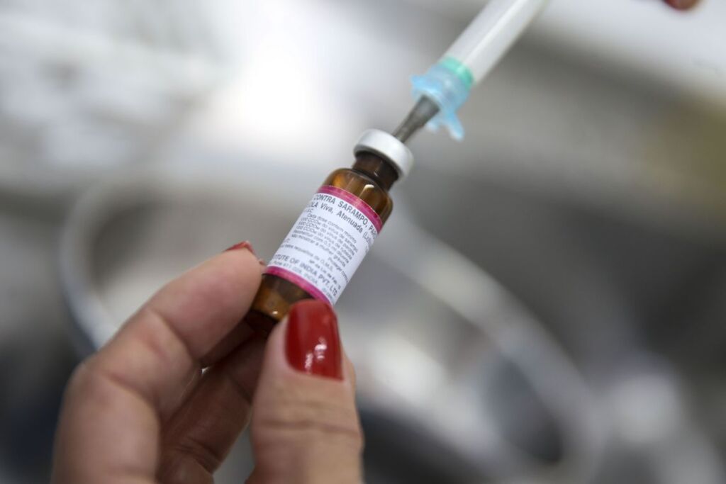 Sete em cada dez brasileiros acreditam em fake news sobre vacinas