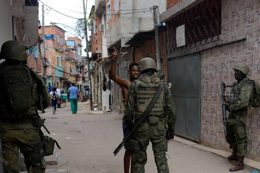 Negros têm 2,7 mais chances de serem mortos do que brancos no país