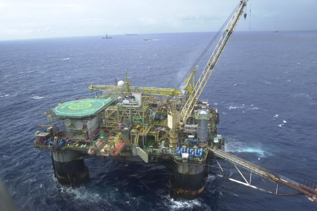 Petroleiros suspendem início de greve após mediação