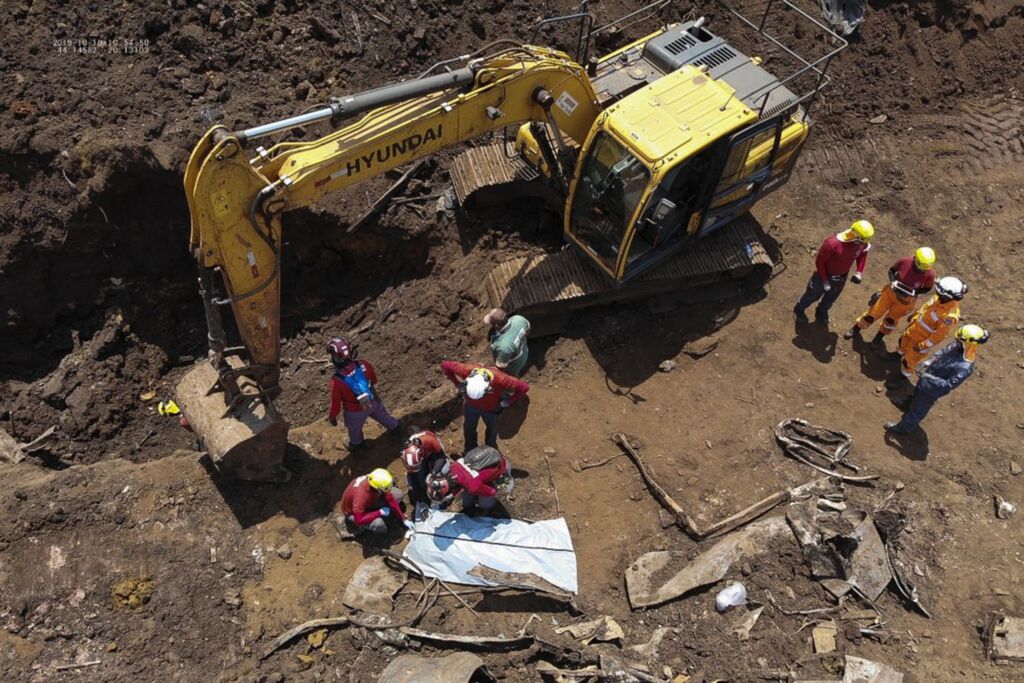 Bombeiros encontram mais um corpo de vítima da tragédia em Brumadinho