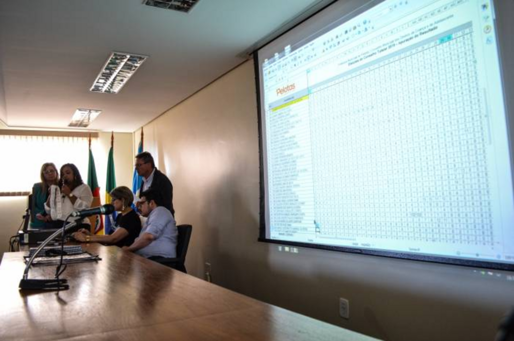 Comissão reconta votos para conselheiro tutelar