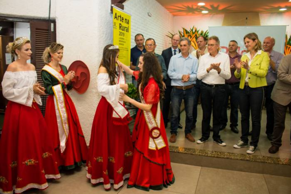 Festas rurais do morango e pêssego são lançadas na Expofeira