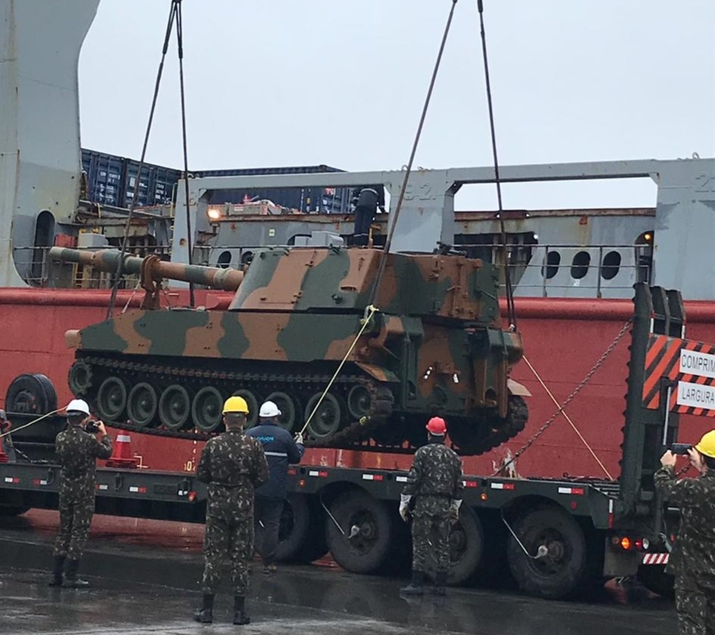 Rio Grande: Blindados do Exército chegam ao Porto de Rio Grande