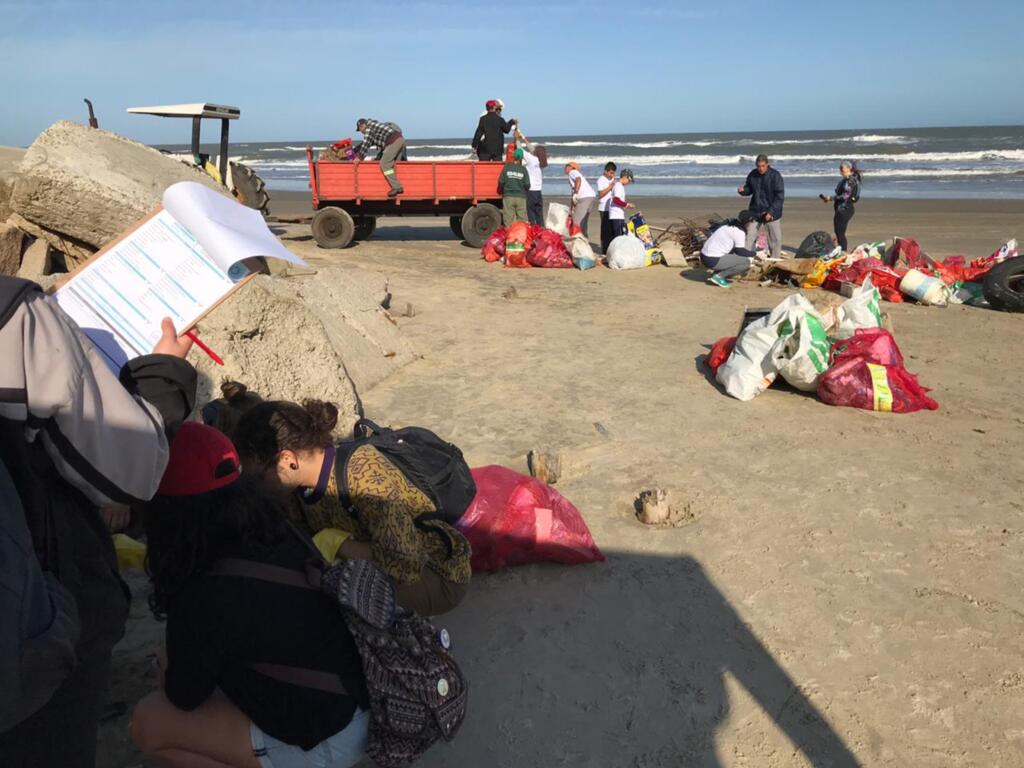 Santa Vitória do Palmar: Caminho dos Faróis coleta quase uma tonelada de lixo