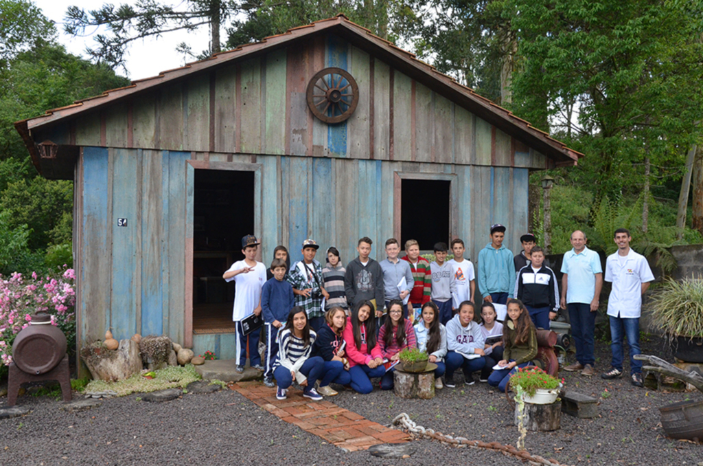 Alunos têm aula de História em museu