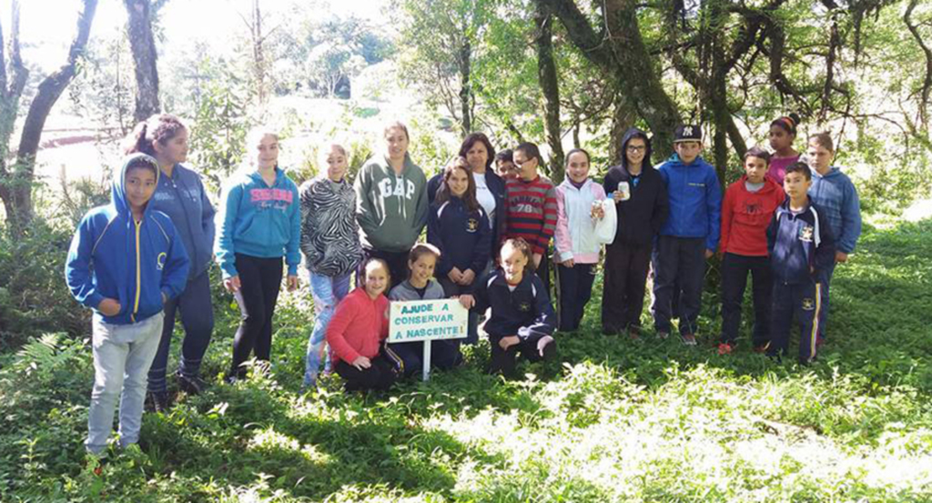 Estudantes colaboram com a preservação de nascente