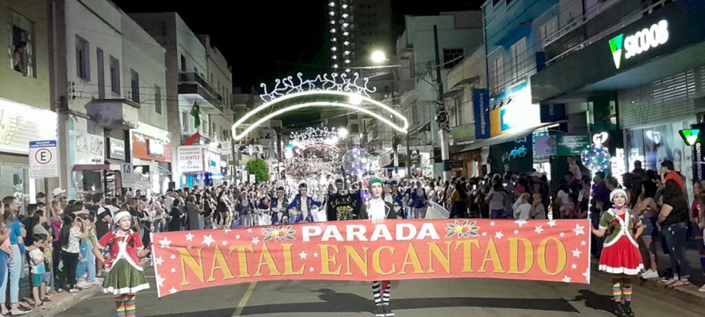 O TEMPO jornal de fato. - O desfile teve início nos altos da XV de Novembro até a Praça Pedro Lélis da Rocha.