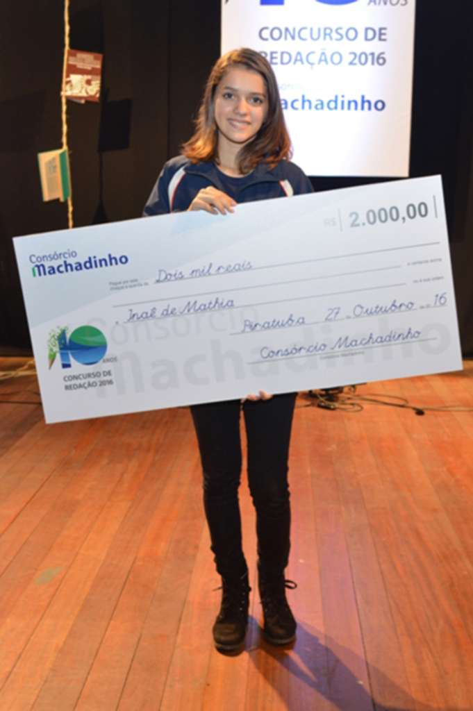 Aluna de Celso Ramos recebe premiação em concurso de redação