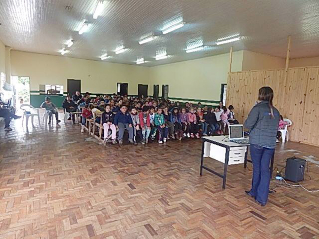 Alunos receberam orientações de trânsito através de palestra diferenciada