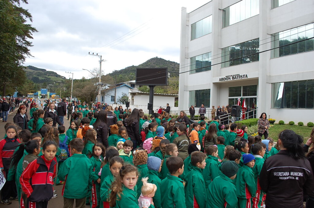 Abdon Batista realiza desfile Cívico
