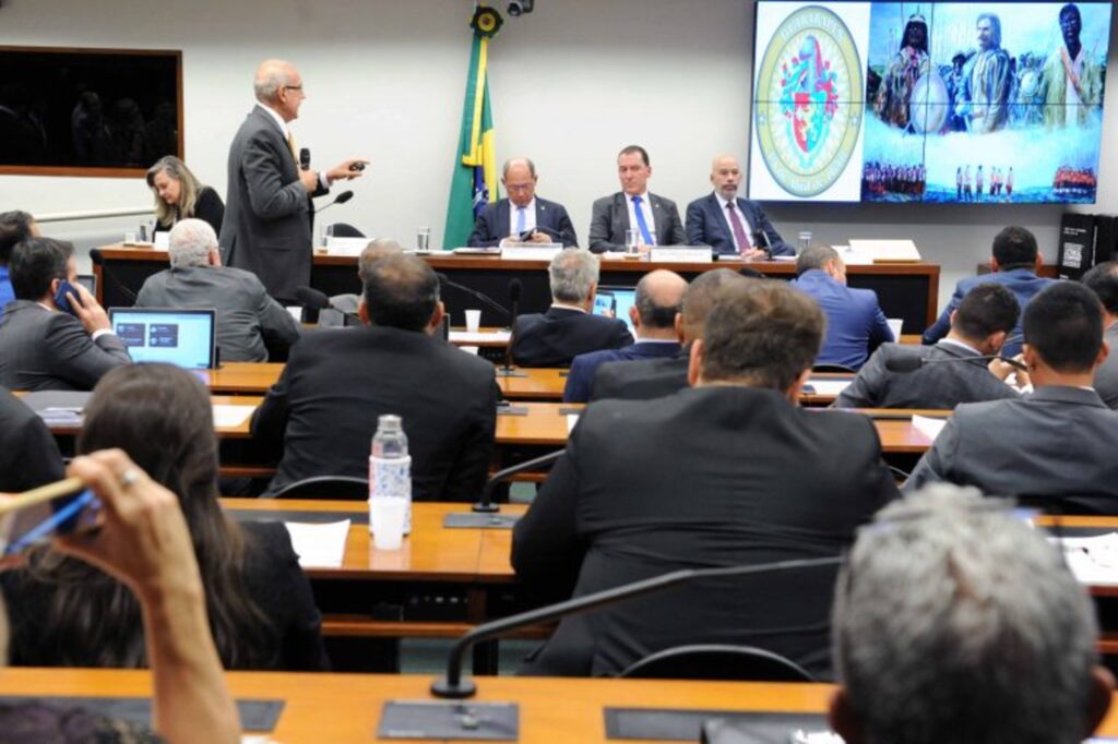 Governo admite incluir PMs e bombeiros nas regras de aposentadoria de militares
