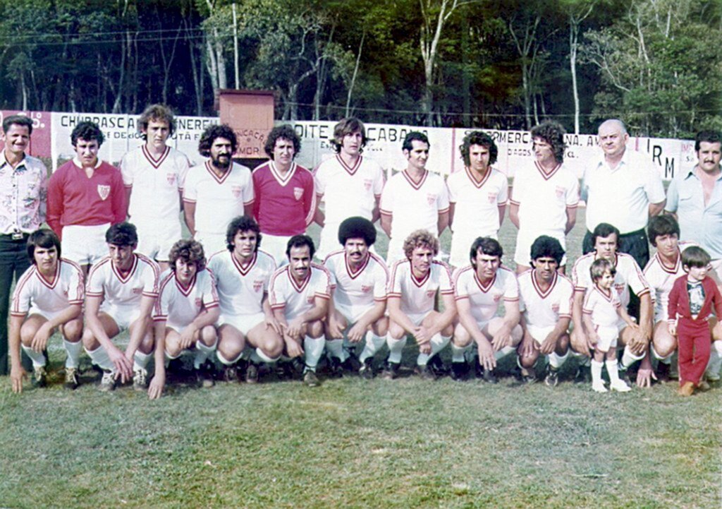  - Foto legenda: Em pé da esquerda para a direita: Valdomiro (técnico), Toigo, Tati, Eliseu, Kokiara, Nerito, Ico, Tiepo, Dorneles, Dileto Bertaiolli (prefeito de Capinzal), e Valêncio (presidente do Arabutã). Agachados: Henrique, Midio, Pigmeu, Chico, Adroaldo, Aguinaldo, Vermelho, Severino, Tiãozinho, Binho e Eloi. No destaque mascotes Rodrigo e Eder. Ano 1977, campeão do Baixo Vale do Rio do Peixe. Como disse Valdomiro: 