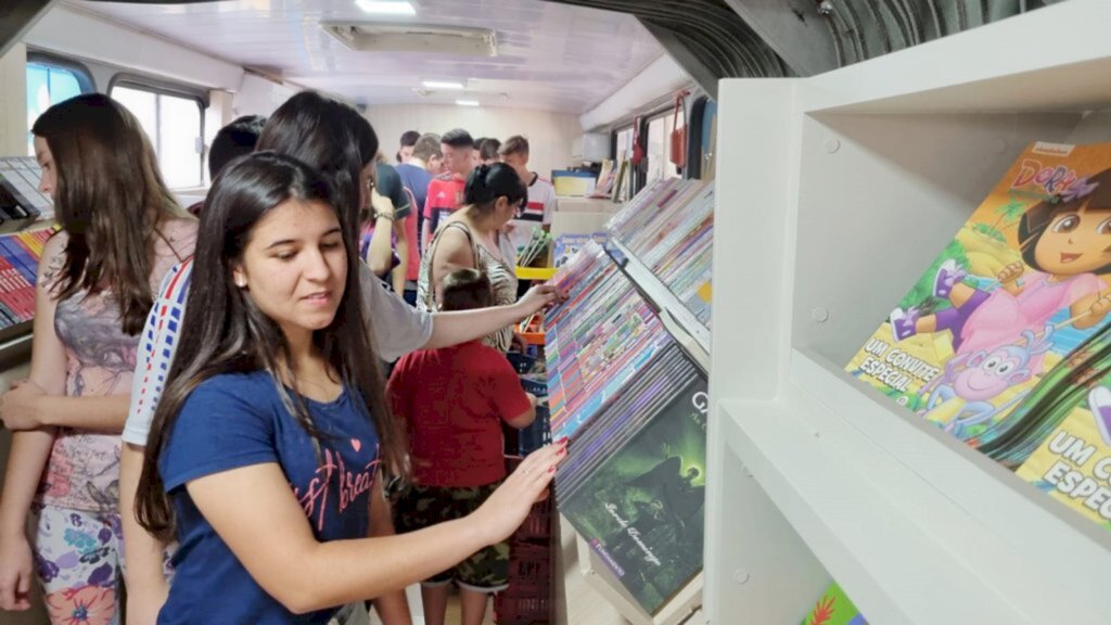 ÔNIBUS DO SABER CHEGA À PIRATUBA, PROMETENDO ENCANTAR CRIANÇAS E JOVENS COM FEIRA ITINERANTE DE LIVROS