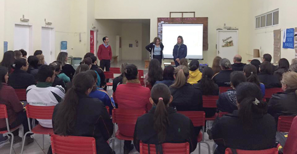 Professores participam de trabalhos pedagógicos com a professora Magna Regina Tessaro Barp