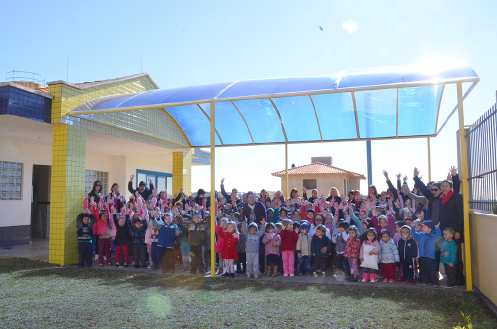 Toldo auxilia à entrada de alunos na escola