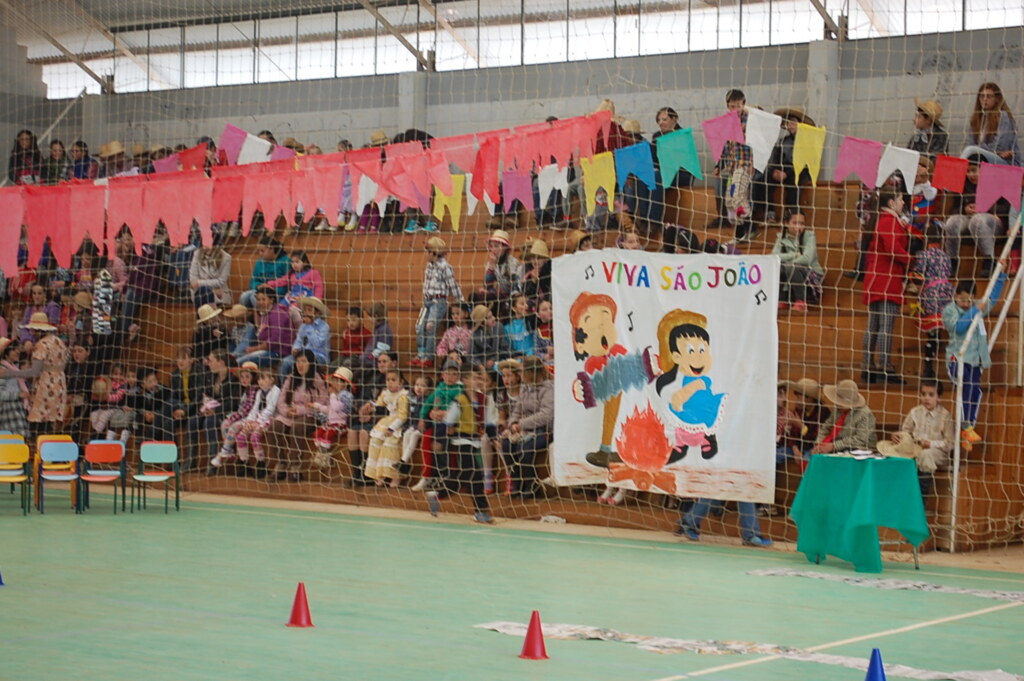 Escola Professor Tadeu Silveira realizou divertido Arraiá em Pinhal da Serra