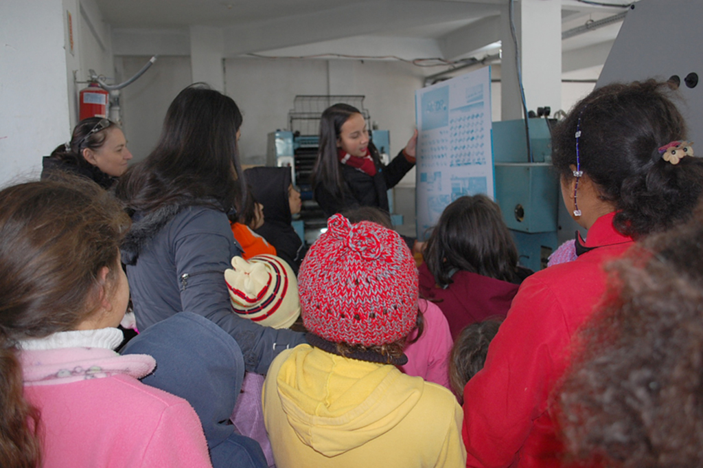 Alunos e educadoras visitaram o Correio dos Lagos