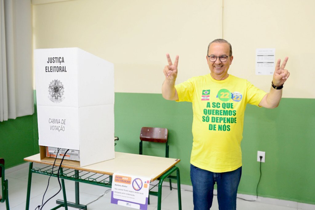 FOTO: Divulgação - O governador eleito Jorginho Mello, ao votar neste domingo (30), no segundo turno das eleições.