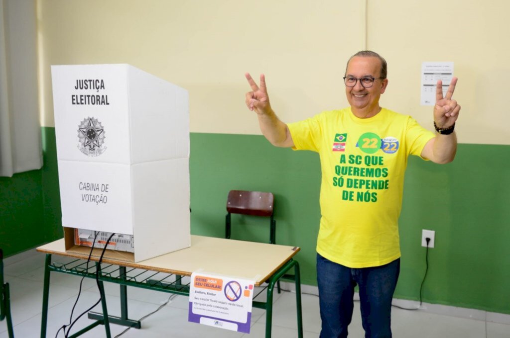 Jorginho Mello vota em Herval D'Oeste neste segundo turno