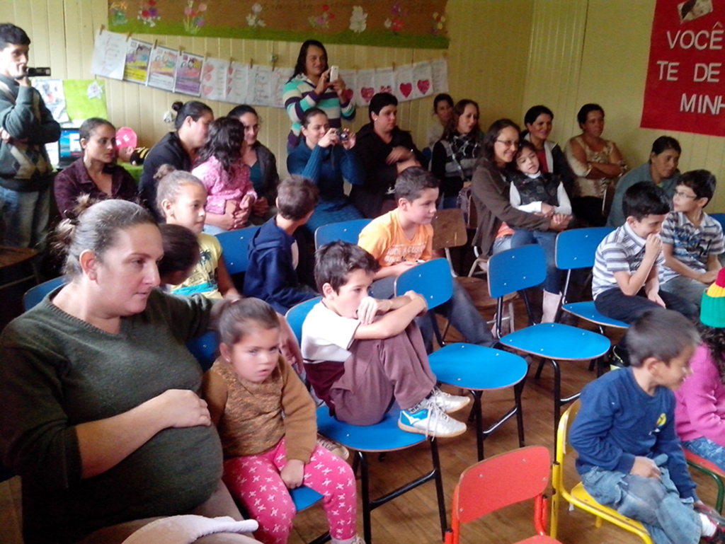 Estudantes da E. M. E. F.  Princesa Isabel emocionaram suas mães com  lindas homenagens