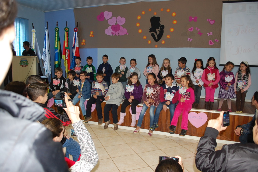 Belas homenagens emocionaram mães em Pinhal