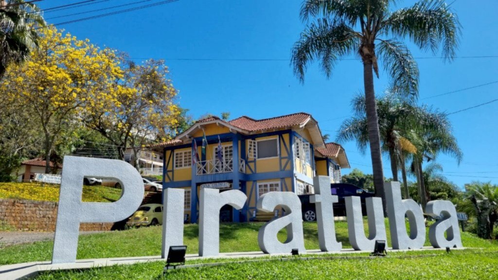 IPÊS COLOREM PAISAGENS LOCAL EM PIRATUBA E ENCANTAM VISITANTES COM ESPETÁCULO DA FLORADA DA ÁRVORE SÍMBOLO DA CIDADE