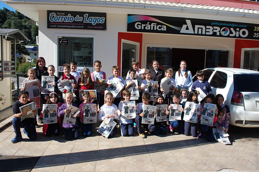 Alunos conhecem na prática as atividades do Jornal e da Gráfica Ambrosio