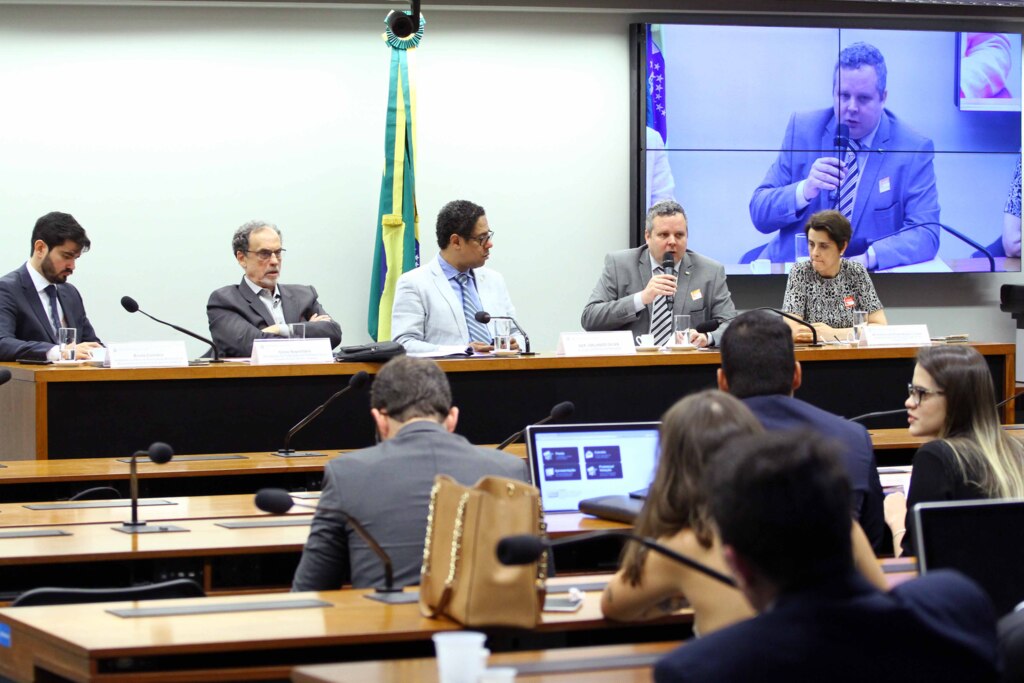 Para debatedores, reforma trabalhista levou a demissões em massa em faculdades