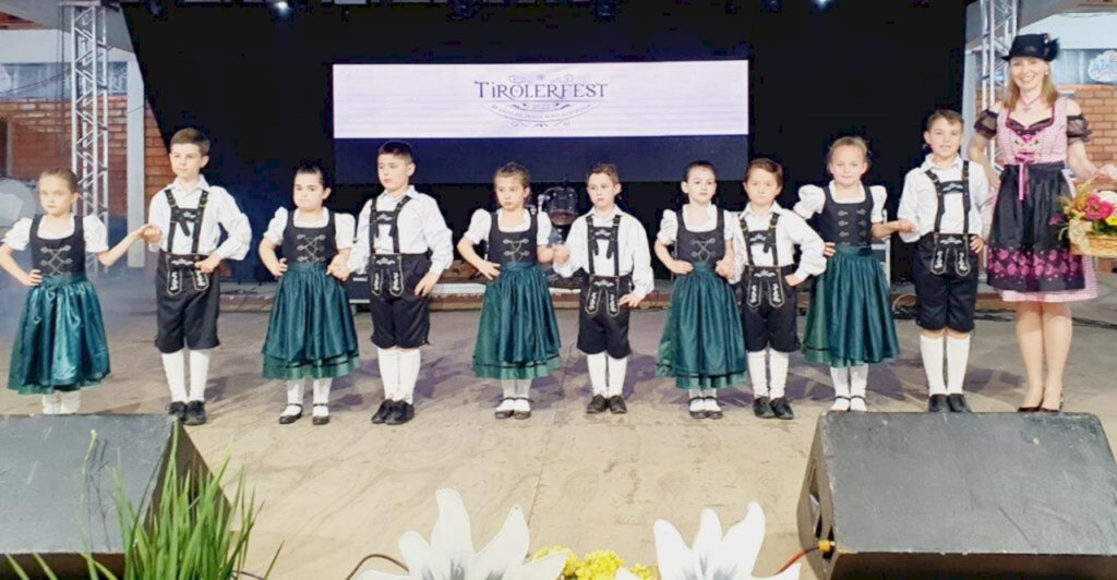 Apresentação do Grupo de Dança Alemã do Espaço de Dança Movimento e Saúde