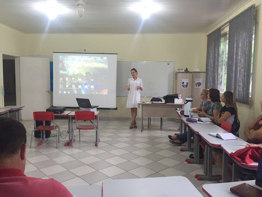 Professores participam de curso com fonoaudióloga