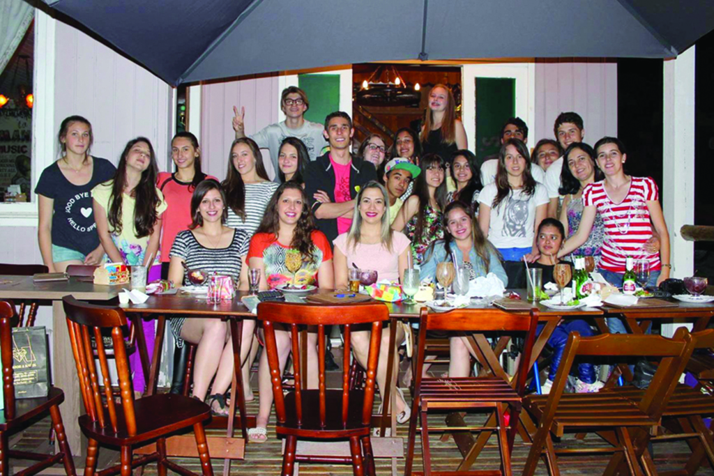 Alunos e professores celebram a conclusão do ano letivo