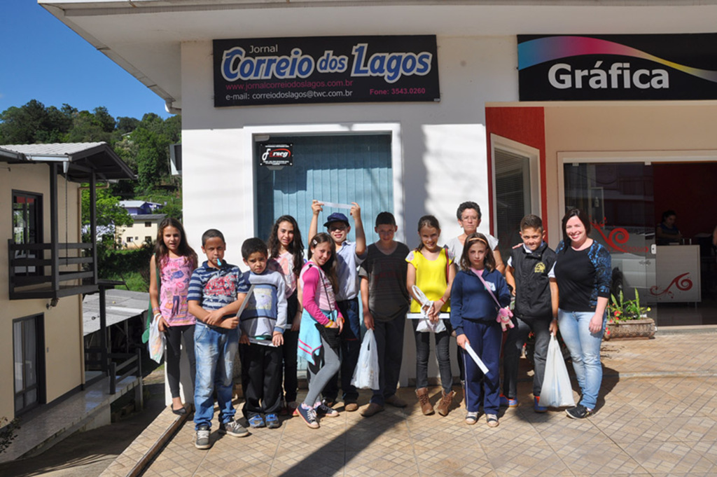 Alunos visitam o Correio dos Lagos