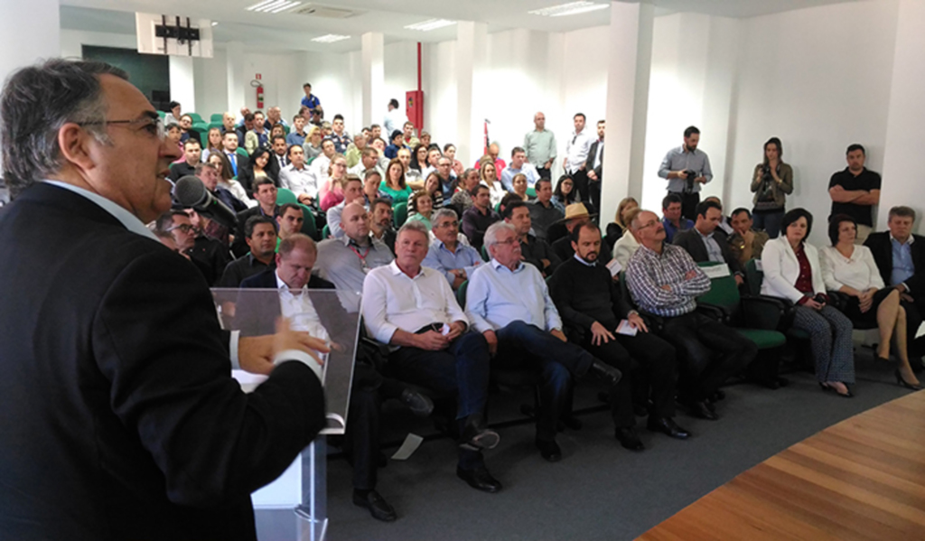  - Raimundo Colombo esteve em Seara na última terça-feira em encontro com prefeitos de toda região