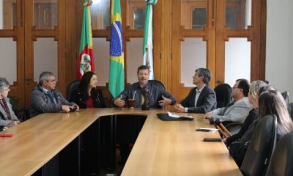 Rio Grande: Prefeito e Coordenadoria dos Direitos das Pessoas com Deficiência recebem deputado estadual Fernando Marroni