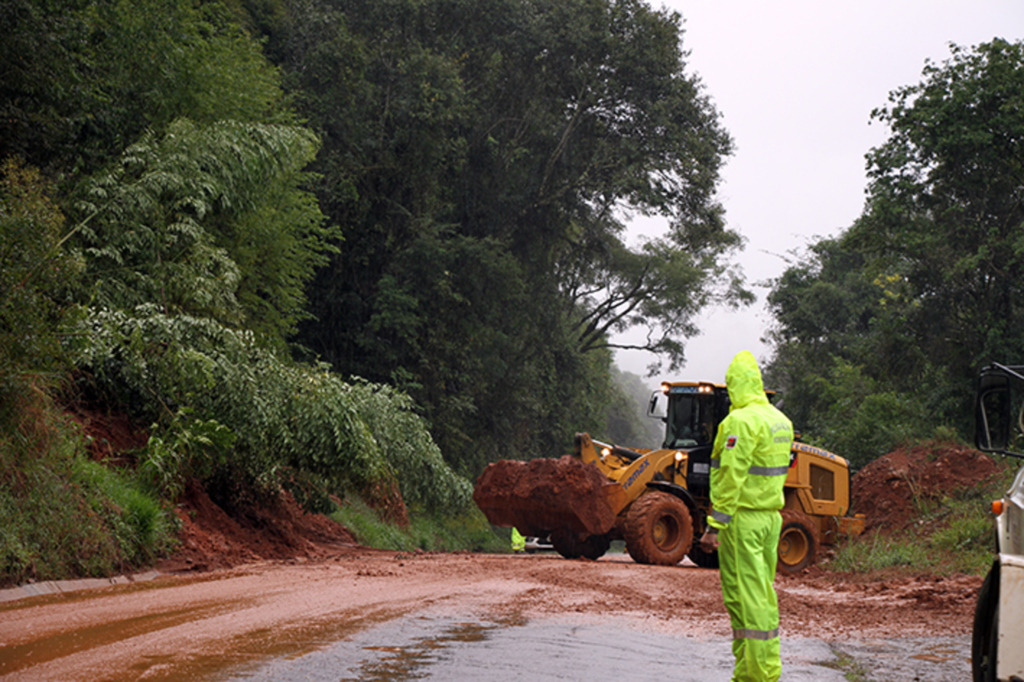  - SC-283 próximo a linha São Paulo teve o trânsito interrompido na quarta-feira pela manhã