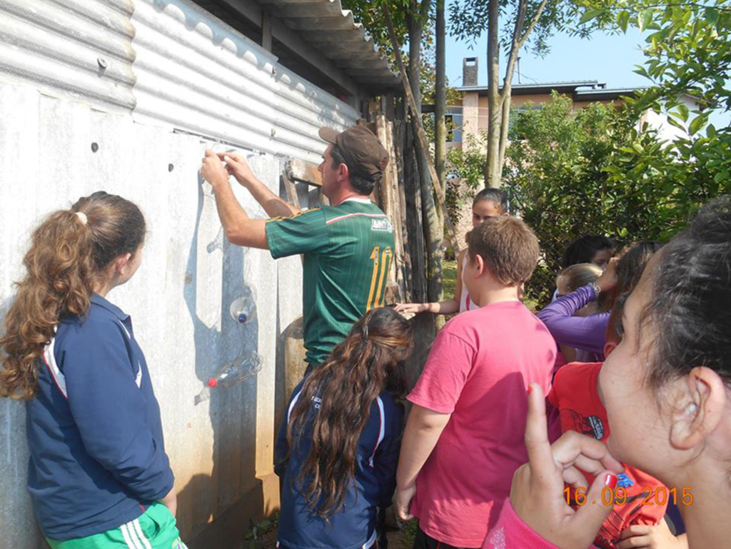 Alunos retornam a horta para ver resultados