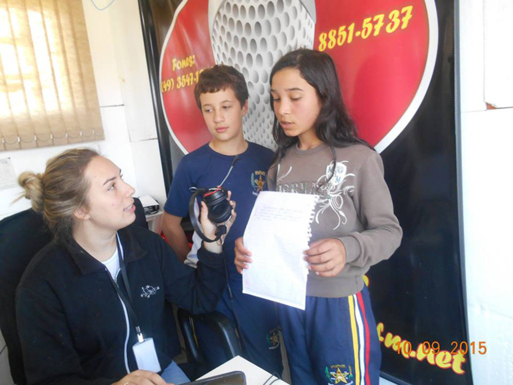 Alunos vão a rádio local falar dos projetos desenvolvidos na escola