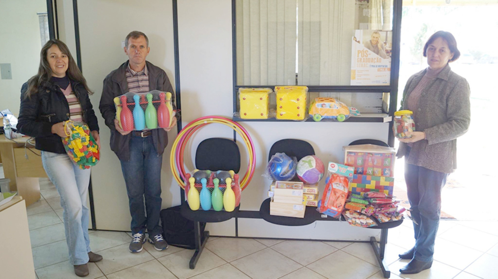Alunos da educação infantil e núcleos são  contemplados com material lúdico