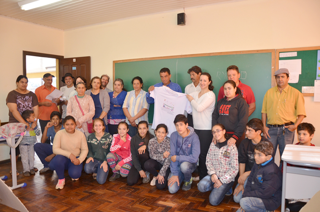 Escola Nicanor Kramer da Luz homenageou pais durante encontro
