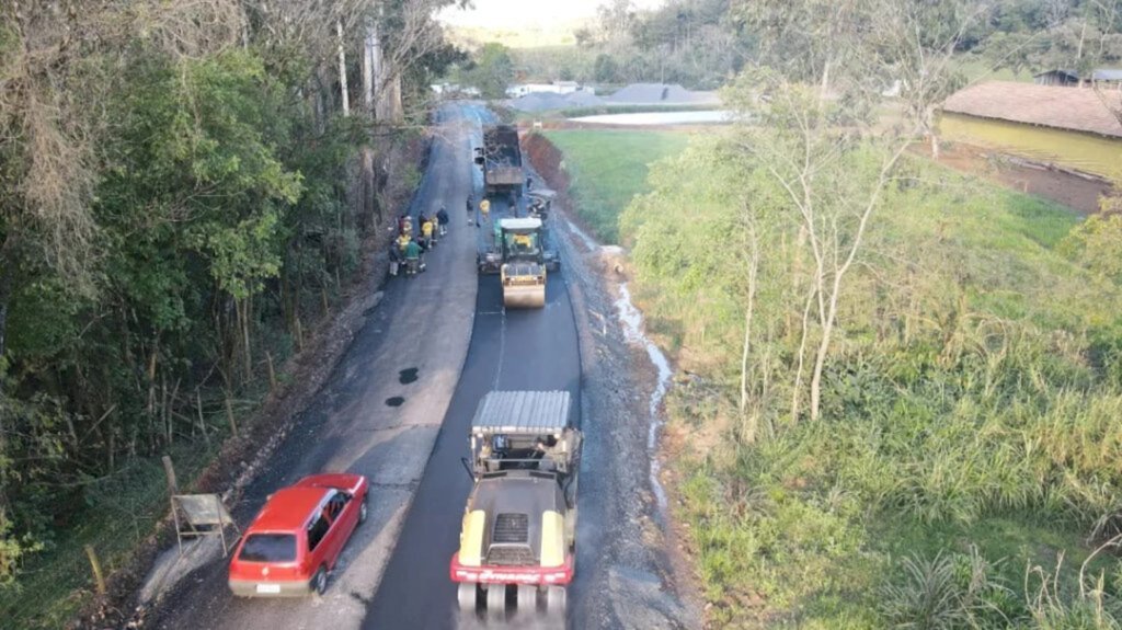 Prossegue em Capinzal a pavimentação asfáltica rural