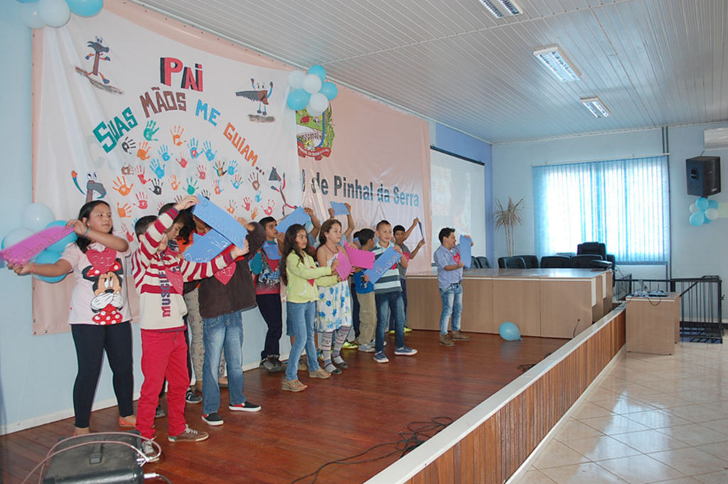 Emoção e alegria marcaram as homenagens aos pais na Escola Prof. Tadeu Silveira