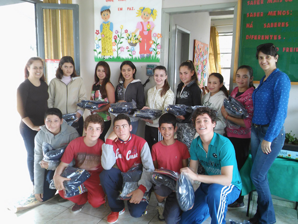 Alunos da rede municipal de ensino receberam uniformes