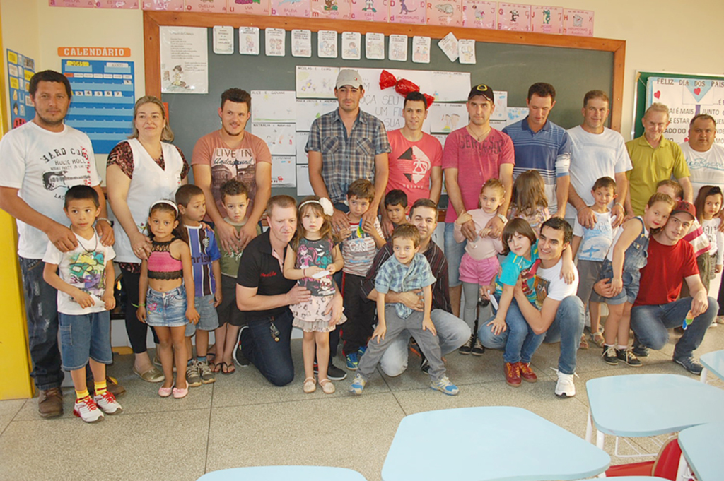 Na escola, pais recebem homenagem dos filhos