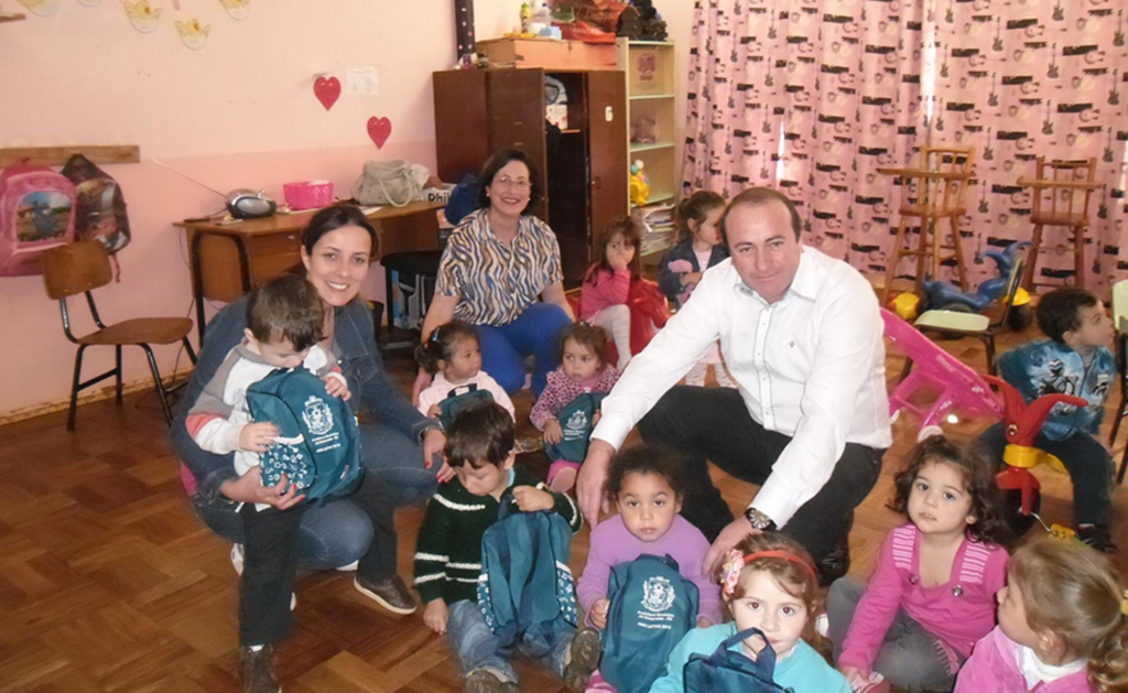 Estudantes ganham mochilas