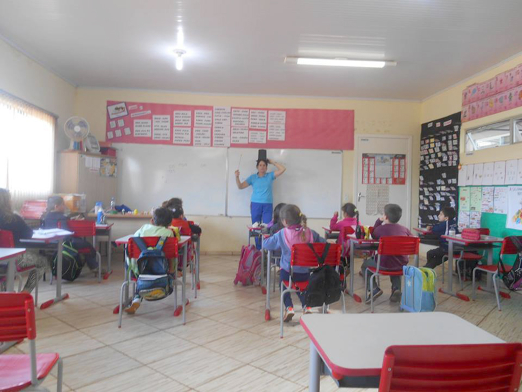 Alunos utilizam o mundo da leitura e da magia para aprender as letras