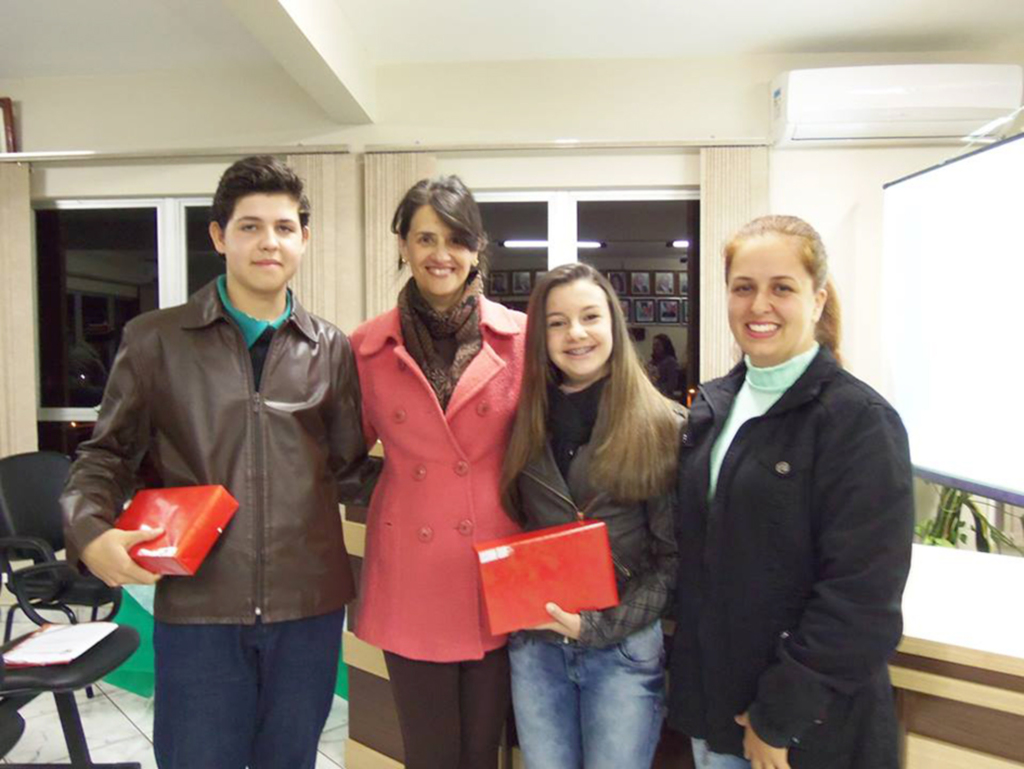 Alunos desenham símbolos que estamparão bandeiras