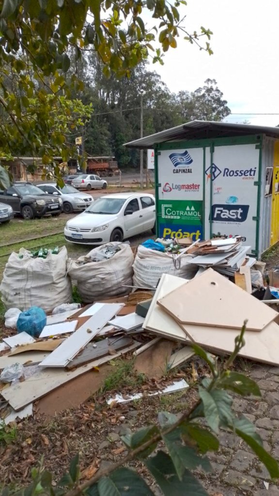 Que seja depositado apenas recicláveis nos containers