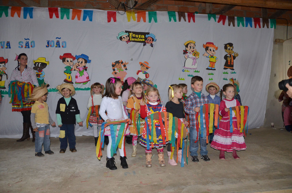 Pequenos da educação Infantil encantaram a todos com suas apresentações na festa junina