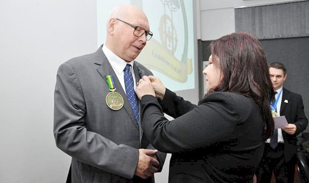 Professor Cimadon é empossado como membro do Instituto Histórico e Geográfico do Oeste Catarinense